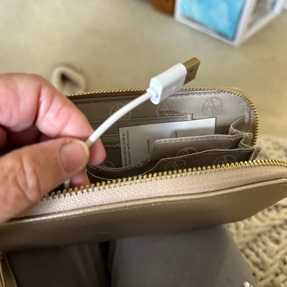 Wristlet wallet with charger